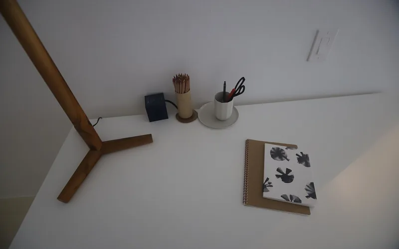 Holzlampe und Notizbuch auf einem Tisch